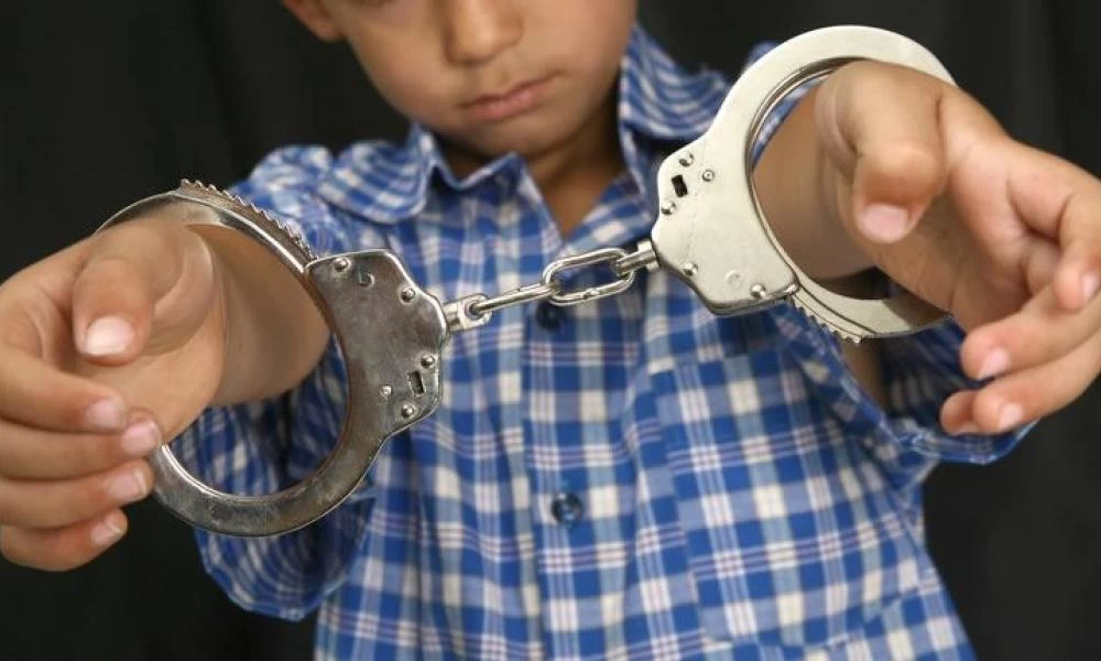 Σχολείο απειλεί να συλλάβει 12χρονο γιατί έκανε "κοπάνα" σε τρία μαθήματα μέσω zoom